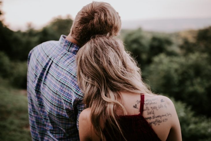 pareja de novios de espaldas