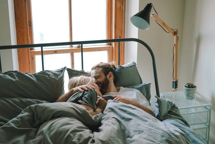 pareja de novios dormidos