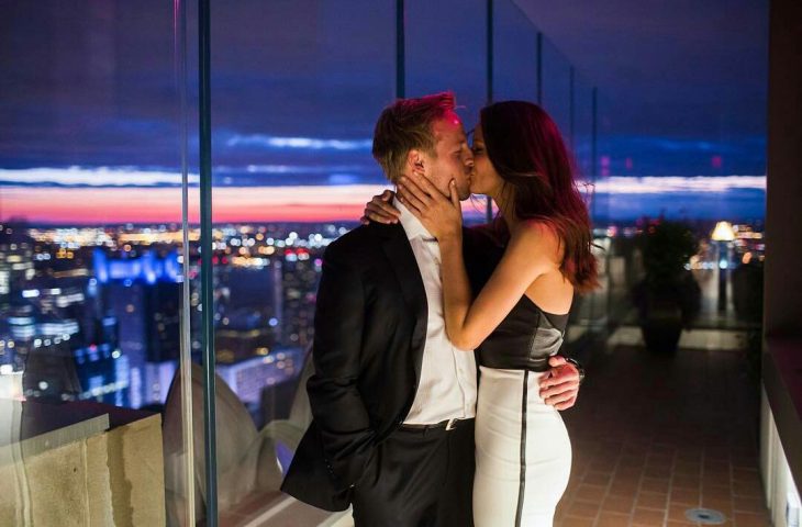 pareja de novios en una cena