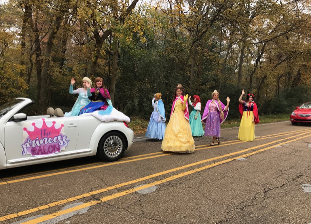 Chicas en un desfile luciendo como princesas 