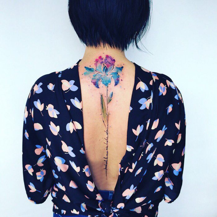 chica con blusa de estampado a flores 