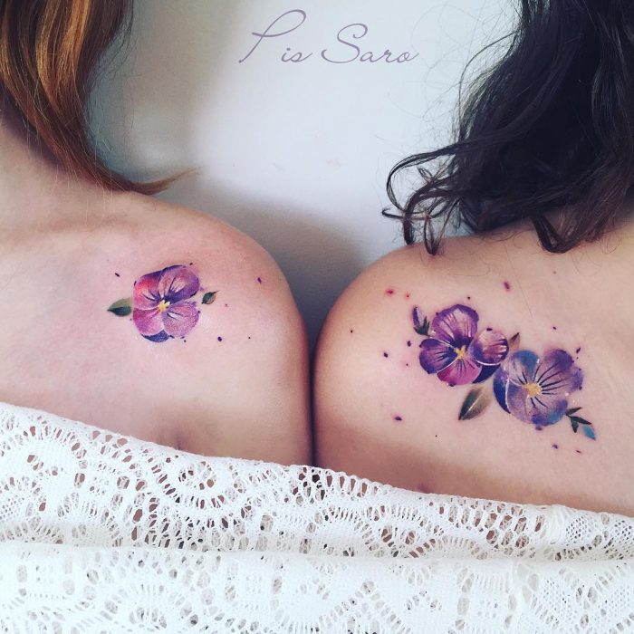 chicas con tatuajes de flores