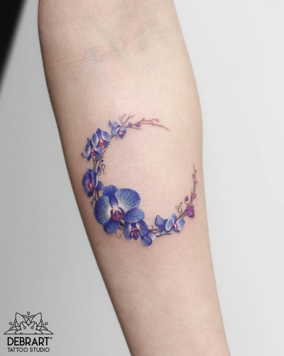 tatuaje de flores lilas 