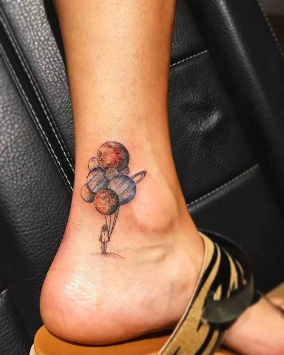 Tatuaje de una chica sosteniendo globos 