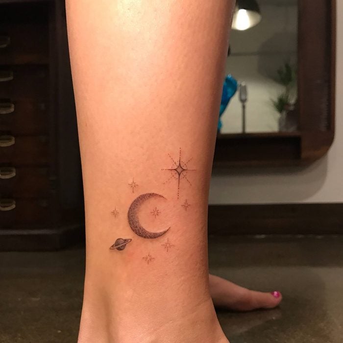 Tatuaje de una luna y estrellas 