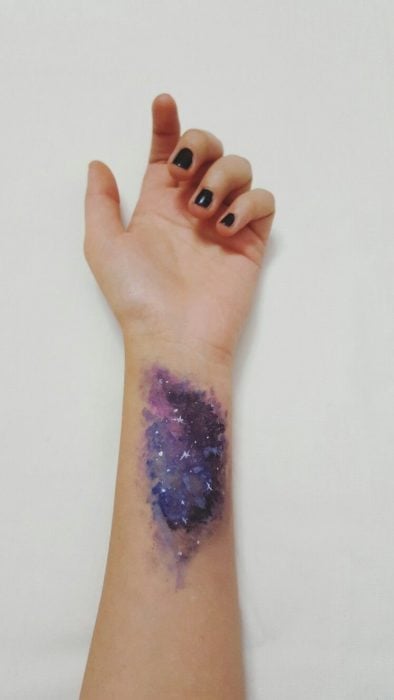 Tatuaje de una galaxia en el brazo 