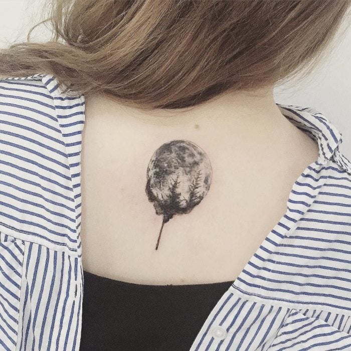 Tatuaje de una luna sobre un árbol 