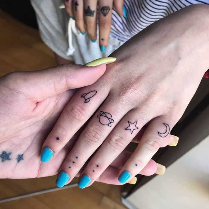 Tatuaje de varias lunas en los dedos