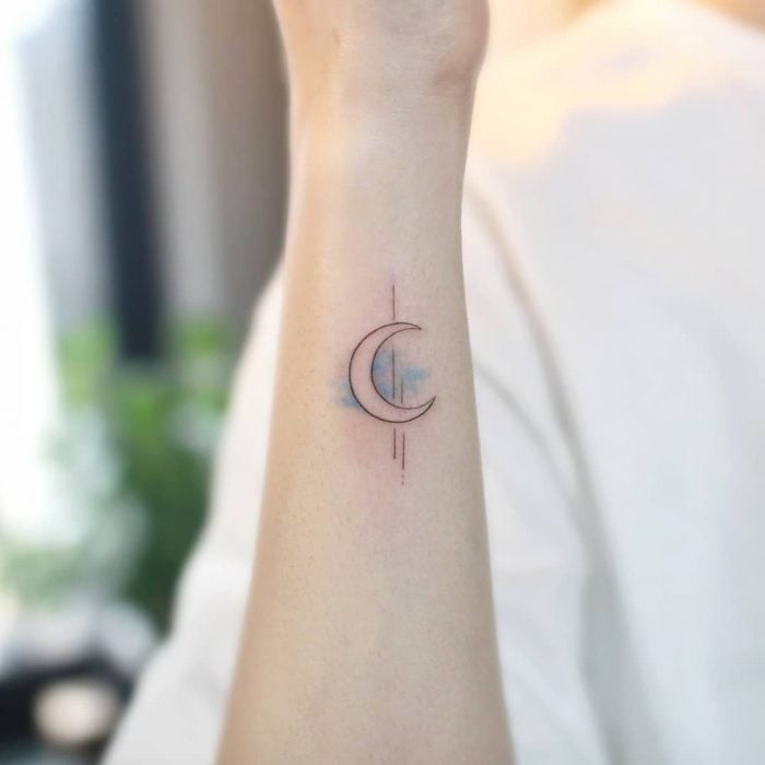 Tatuaje de una luna en el brazo 