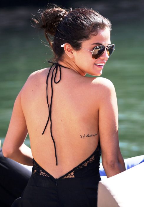 Selena Gomez mostrando su tatuaje en las costillas 