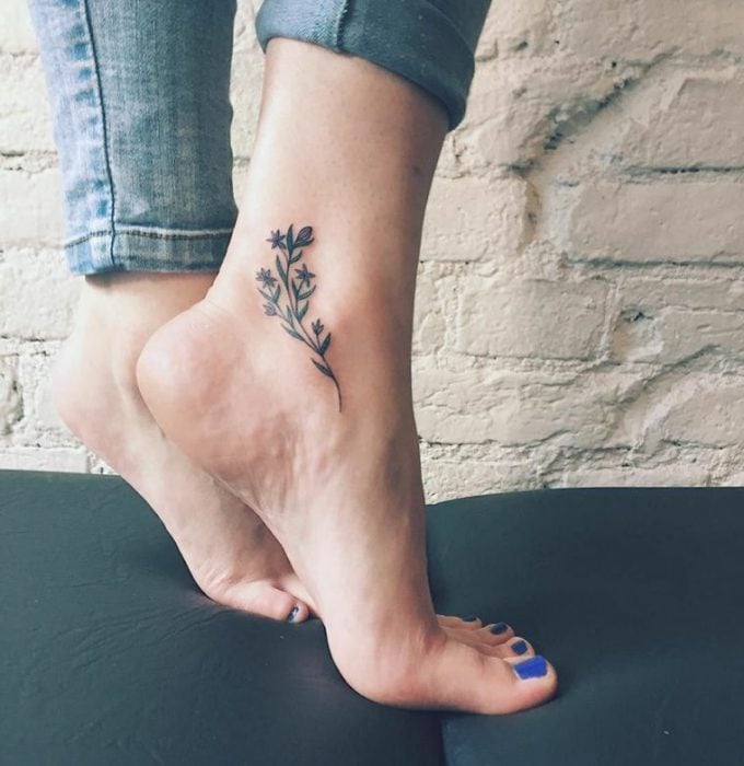 Chica con un tatuaje de flores en el tobillo 