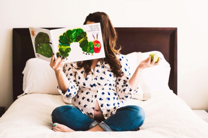 chica leyendo un libro 