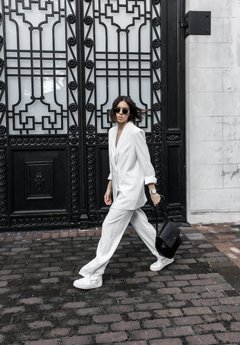 Chica con un traje oversize en color blanco