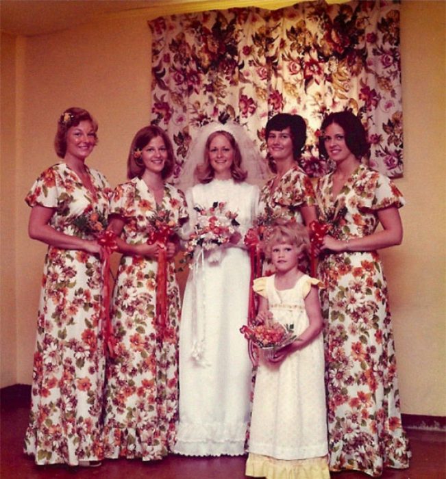 chicas con vestido de flores 