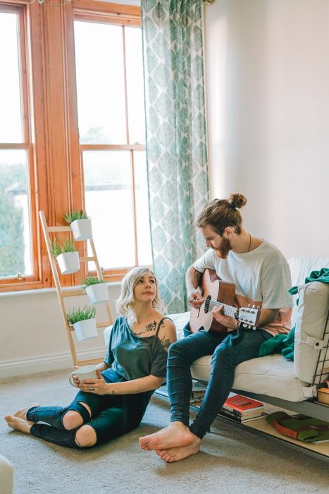 pareja de novios cantando 