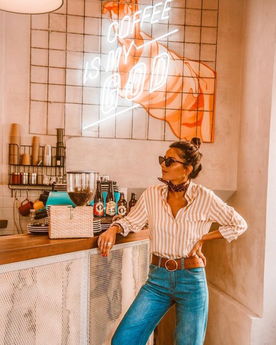 chica con blusa blanca 