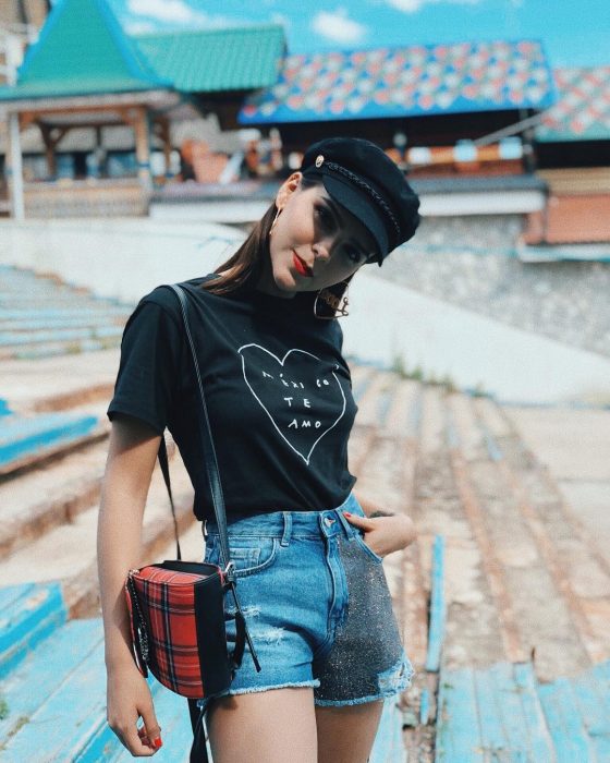 chica con short de mezclilla 