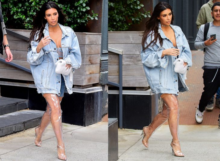 Kim Kardashian usando unas botas hasta el muslo transparentes