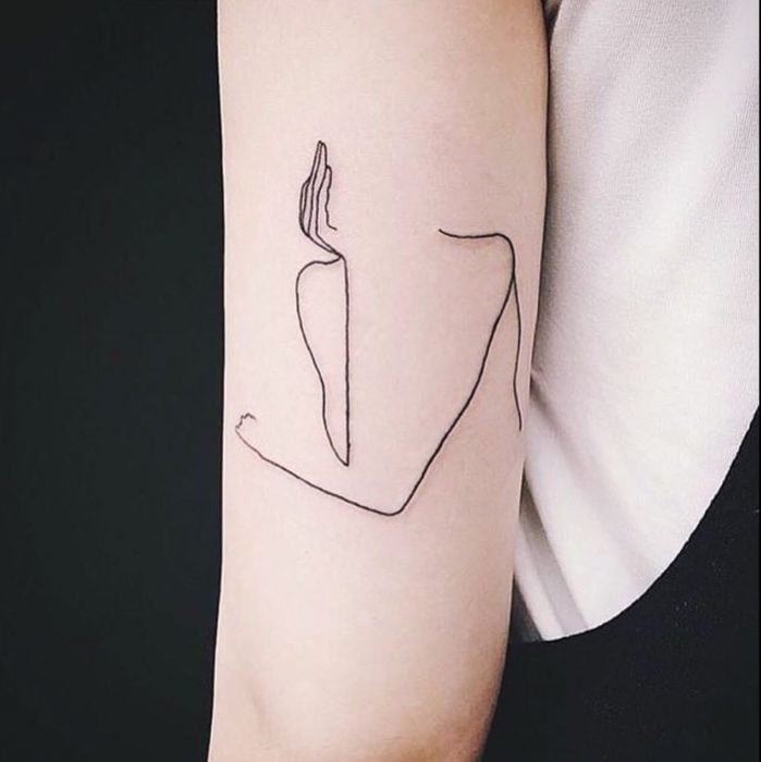tatuaje de silueta de mujer