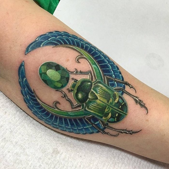 Tatuaje egipcio de escarabajo