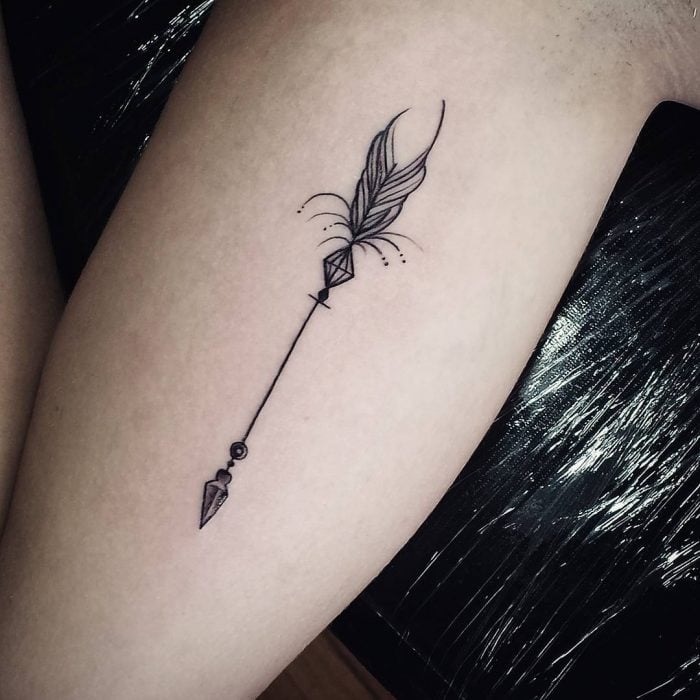 tatuaje de flecha con plumas