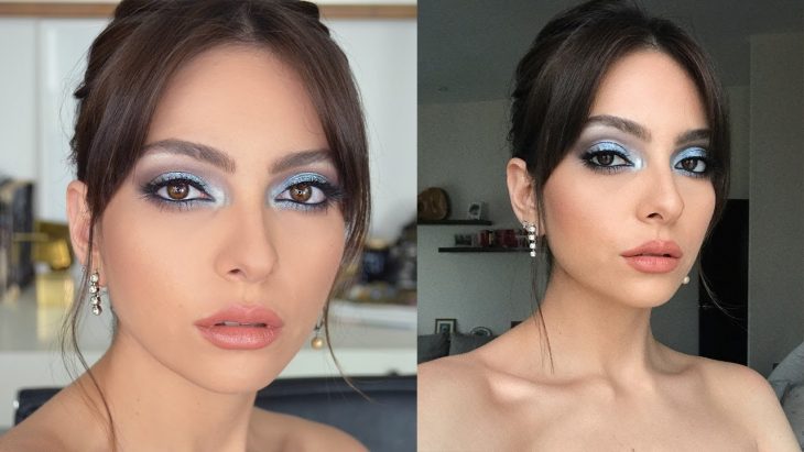 mujer con maquillaje de ojos azul cielo 