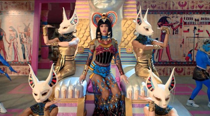 Katy Perry con atuendo egipcio