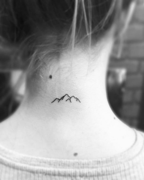 tatuaje de montaña en cuello