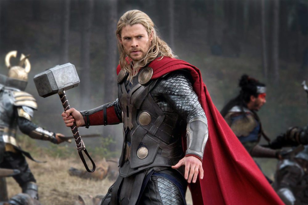 Thor en medio un bosque peleando