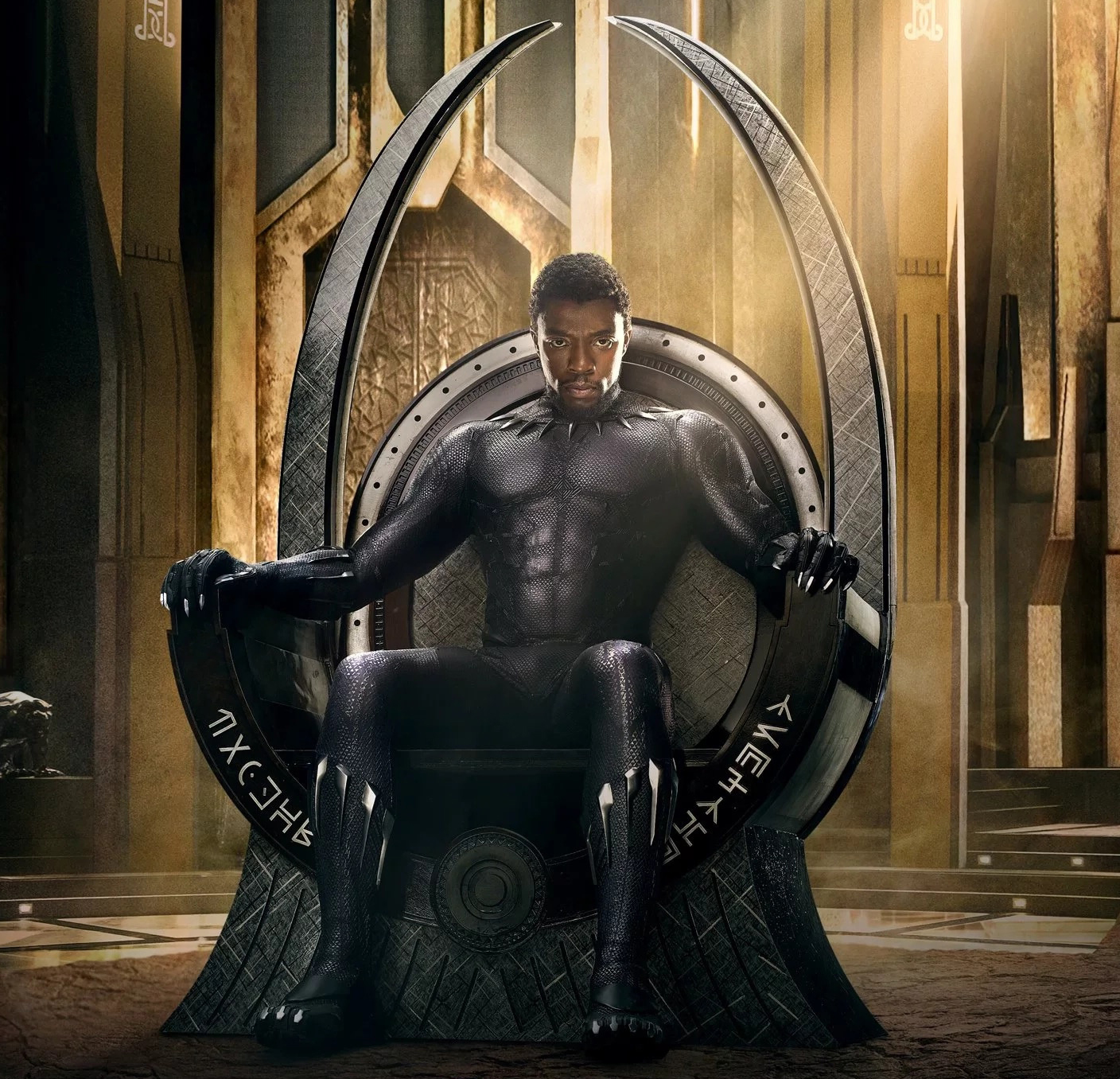 Chadwick Boseman pelicula balck panter sentado en una silla