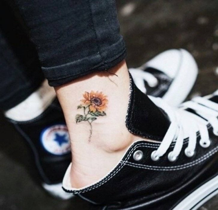 tatuaje de girasol en el tobillo