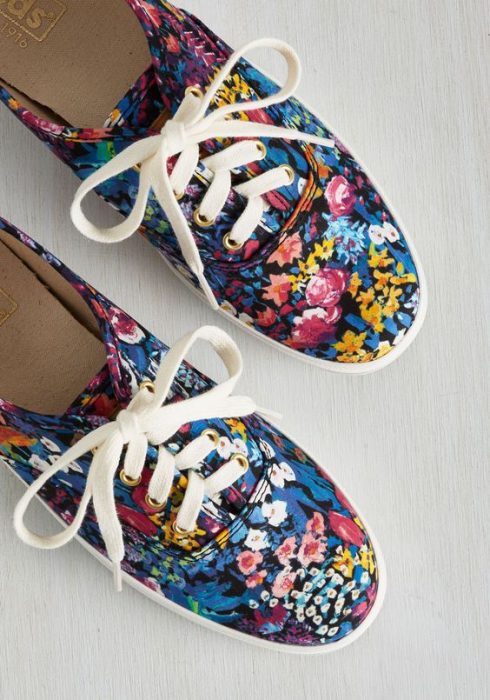 Tenis con flores