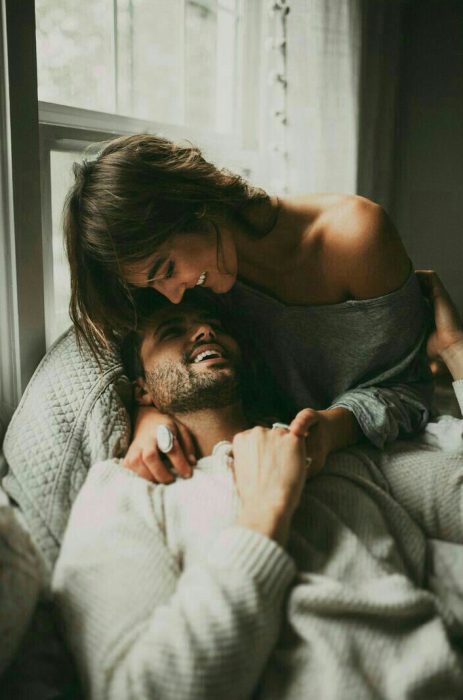 Pareja feliz abrazada