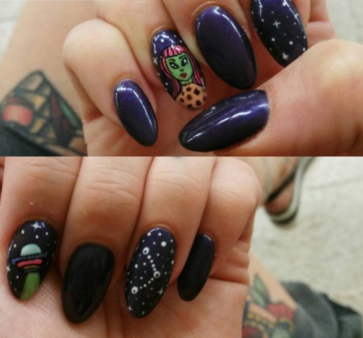 Manos con uñas negras de galaxia 