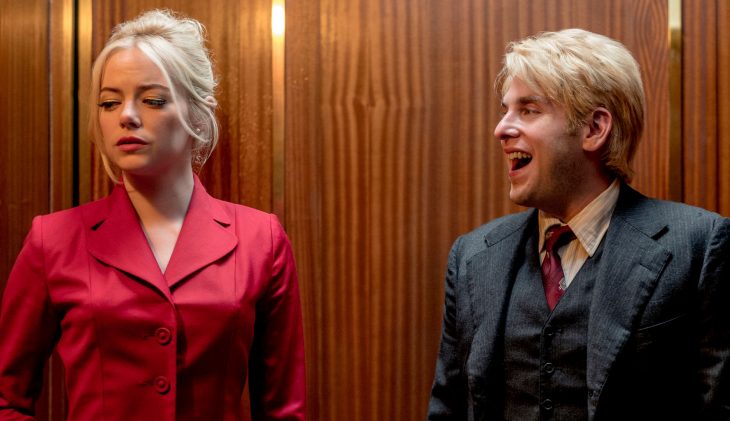 Jonah Hill y Emma Stone en la serie Maniac riendo juntos 