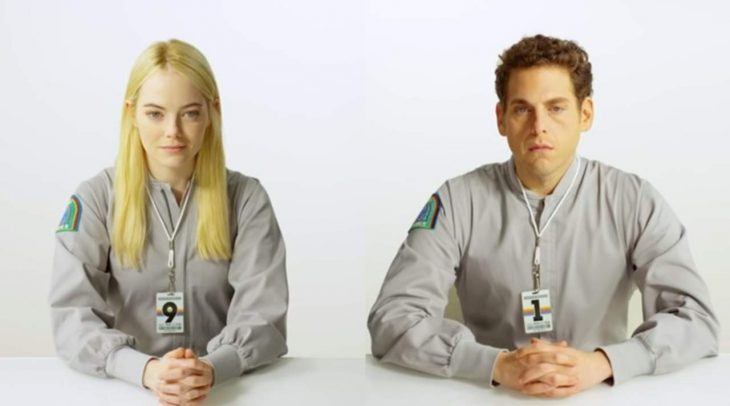 Emma Stone y Jonah Hill actuando en la serie de maniac