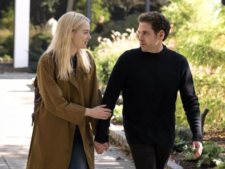 Jonh Hill y Emma Stone caminando por la calle 