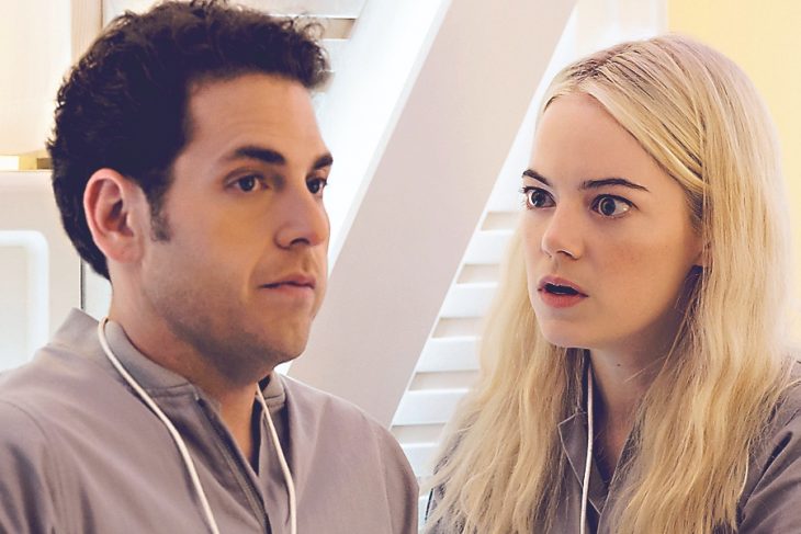 Emma Stone y Jonah Hill actuando en la serie de maniac