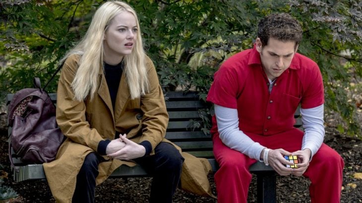 Jonh Hill y Emma Stone sentados en la banca de un parque