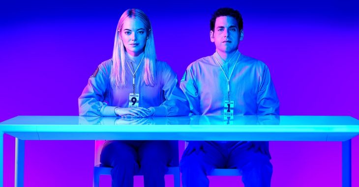Jonh Hill y Emma Stone en la serie de Netflix Maniac sentados en una mesa