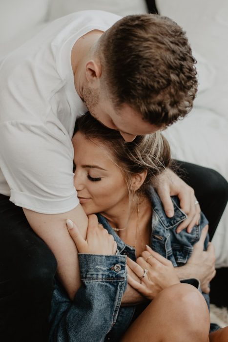 Pareja feliz abrazada