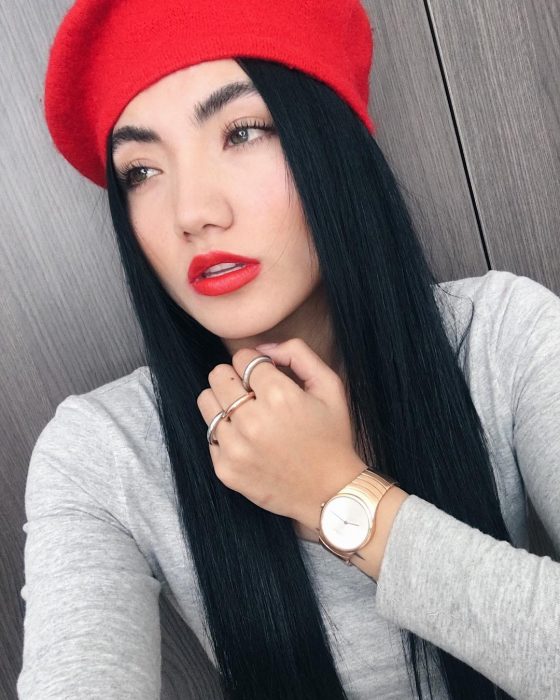 Chica con boina y cabello negro y lacio