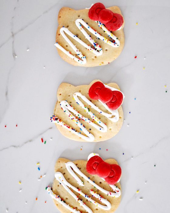 tres galletas con merengue y chispas de colores 