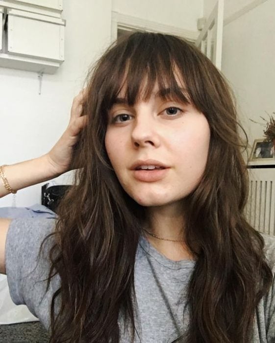 Chica tocándose el cabello
