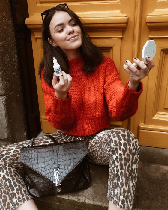 mujer con pantalón de leopardo y sueter rojo 