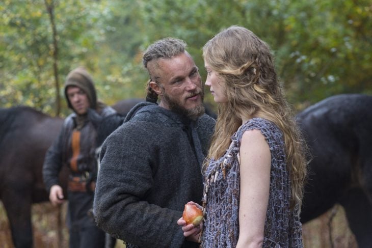 Pareja de vikingos en el bosque