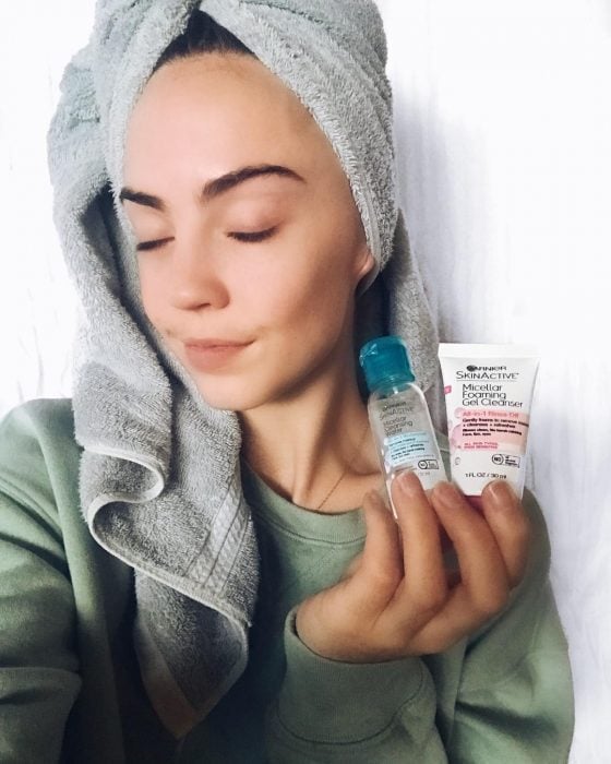 Chica con productos para el cabello