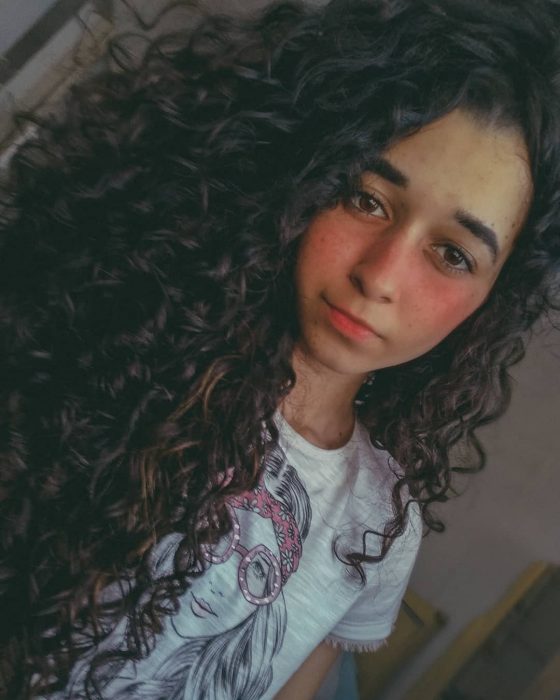 Chica con cabello largo y chino