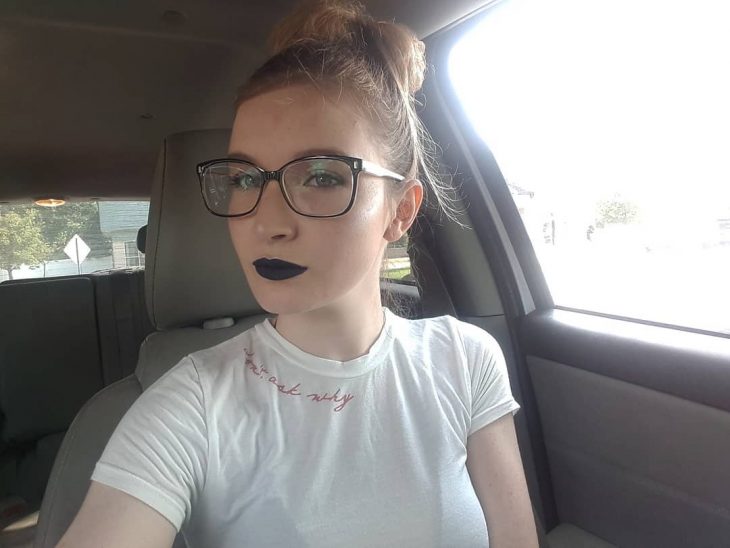 Chica con lentes y labial negro