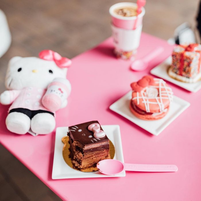 mesa rosa con pasteles y galletas 